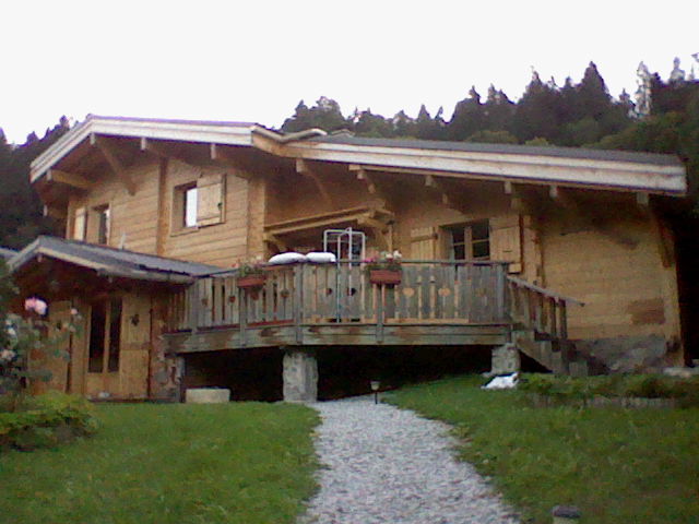 Photo d'archive : le chalet à sa construction, terrasse fraîchement posée