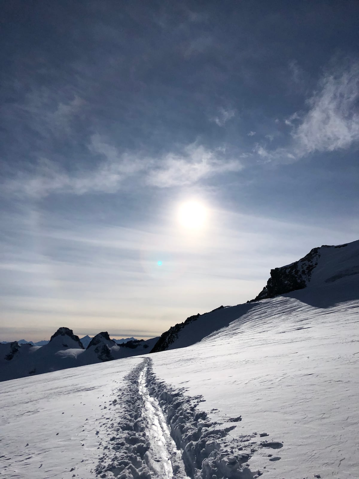 Trace de ski de randonnée sur un glacier, sommets du massif du Mont-Blanc