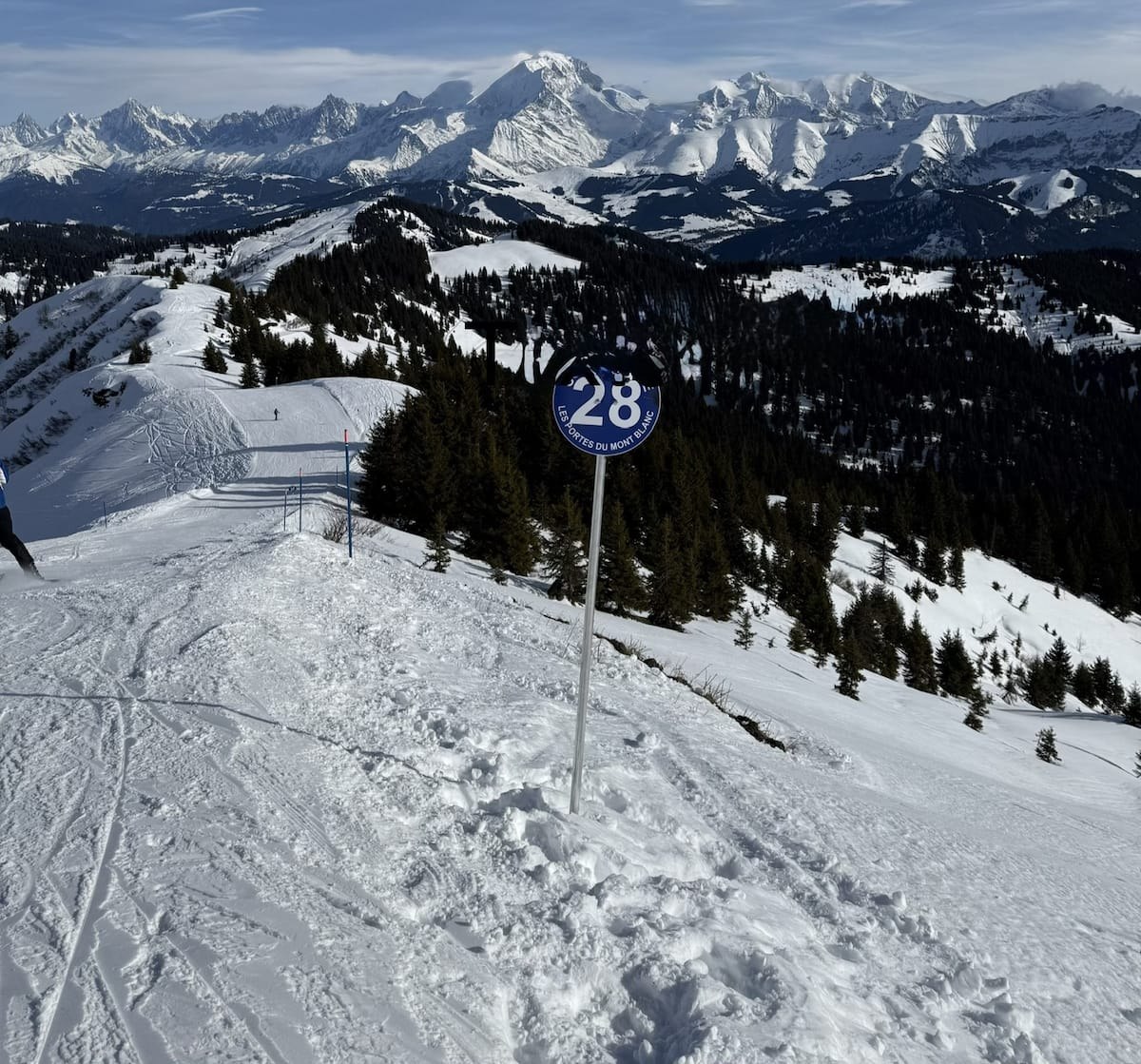 Piste n° 28 des Portes du Mont-Blanc sous la neige, face à la chaîne du Mont-Blanc